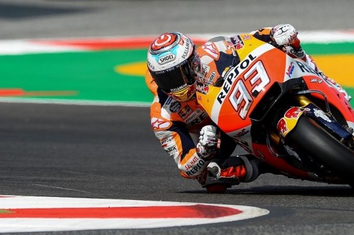 Pebalap MotoGP yang membela tim Repsol Honda,  Marc Marquez, melewati chicane (tikungan zig-zag) saat menjalani sesi latihan bebas kesatu GP Catalunya di Circuit de Catalunya, Montmelo, Barcelona, Jumat (9/6/2017).