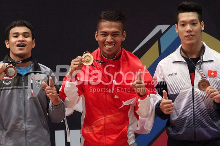 Dai kiri ke kanan Pham Tuan Anh (kanan), Deni (Indonesia), dan Trirat Boonsuk (Thailand) berpose dengan medali yang didapat dari kelas 69 kilogram SEA Games 2017. Deni mendapat medali emas pada pertandingan yang berlangsung di MItec Hall 3, Selasa (29/8/2017).