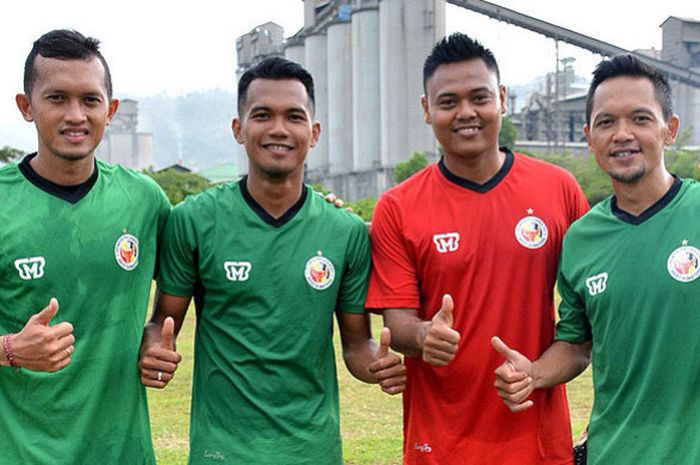 Empat rekrutmen terakhir Semen Padang (kiri-kanan): Ngurah Nanak (bek), Afriansyah (striker), Guntur Pranata (Kiper), dan Rachmat Afandi (striker).
