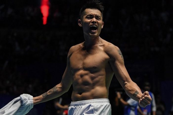 Pebulu tangkis tunggal putra China, Lin Dan, melakukan selebrasi dengan melepas kaos yang dipakainya seusai memenangi laga final melawan pemain tuan rumah, Lee Chong Wei pada turnamen Malaysia Terbuka 2017. Lin menang 21-19, 21-14 di Stadium Perpaduan, Kuching, Minggu (9/4/2017).