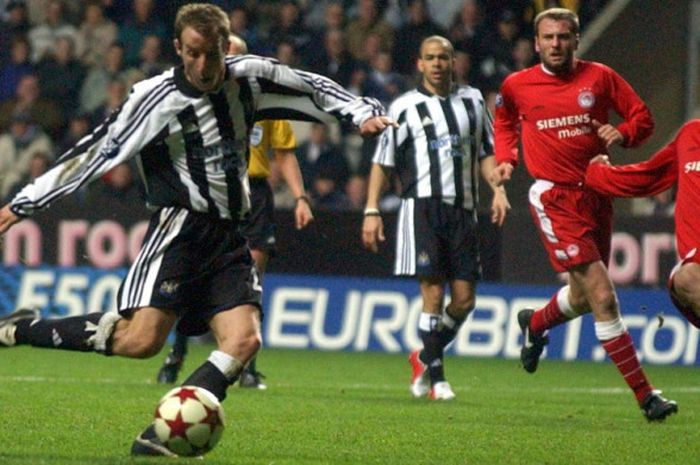 Gelandang Newcastle United, Lee Bowyer (kiri), saat melepaskan tembakan dalam pertandingan Piala UEFA 2004-2005 menghadapi Olypiacosdi Stadion Saint James' Park, Newcastle, Inggris, pada 16 Maret 2005.