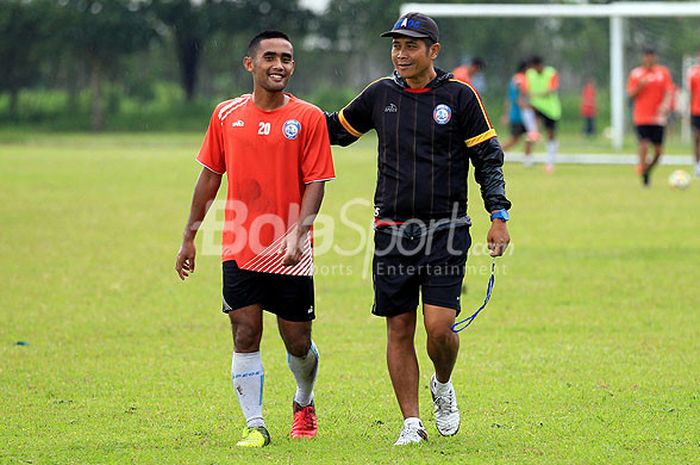 Pemain Arema FC, Agil Munawar (kiri), bercengkerama dengan pelatih Joko Susilo dalam sesi latihan di