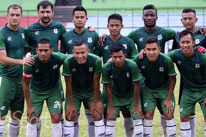     Skuat PSMS Medan berpose menjelang dimulainya laga uji coba melawan PS Bhinneka dalam laga uji coba di Stadion Teladan, Selasa (3/7).    