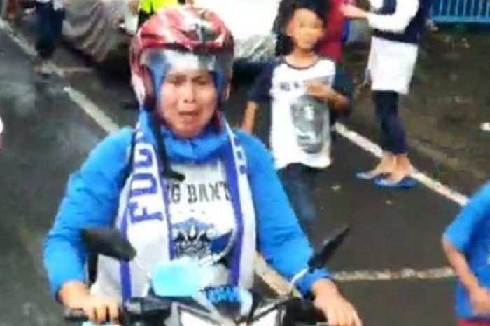 Suporter Persib dari kalangan wanita atau akrab disapa Bobotoh geulis bernama, Kusmala Dewi, menangis saat mengarak pemain Persib U-19 di Bandung, Selasa (27/11/2018). 