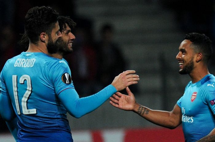 Striker Arsenal, Olivier Giroud, merayakan gol dia bersama Theo Walcott (kanan) dalam laga Grup H Liga Europa kontra BATE Borisov di Stadion Borisov-Arena, Barysaw, Belarus, pada 28 September 2017.