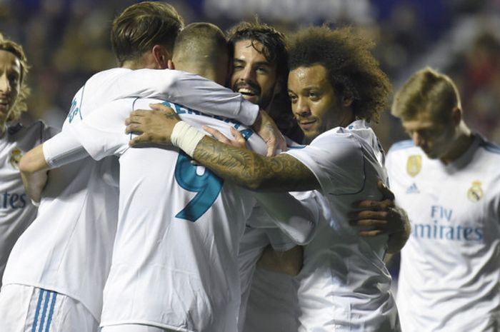 Para pemain Real Madrid merayakan gol ke gawang Levante yang dicetak Francisco Isco (tengah) dalam pertandingan La Liga Spanyol 2017-2018 di Stadion Ciutat de Valencia, Valencia, Spanyol, pada Sabtu (3/2/2018).