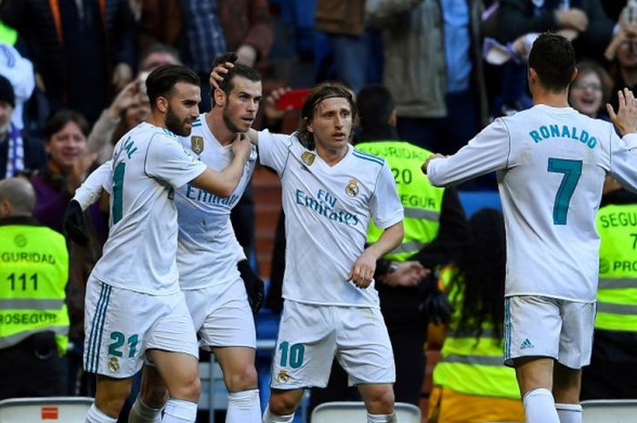 Pemain Real Madrid, Gareth Bale (kedua dari kiri), merayakan gol yang dia cetak ke gawang Deportivo La Coruna dalam laga Liga Spanyol di Stadion Santiago Bernabeu, Madrid, pada 21 Januari 2018.