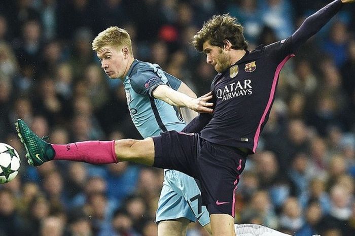 Gelandang Manchester City, Kevin De Bruyne (kiri), berebut bola dengan pemain Barcelona, Sergi Roberto, dalam laga lanjutan Grup C Liga Champions di Stadion Etihad, Manchester, pada 1 November 2016.