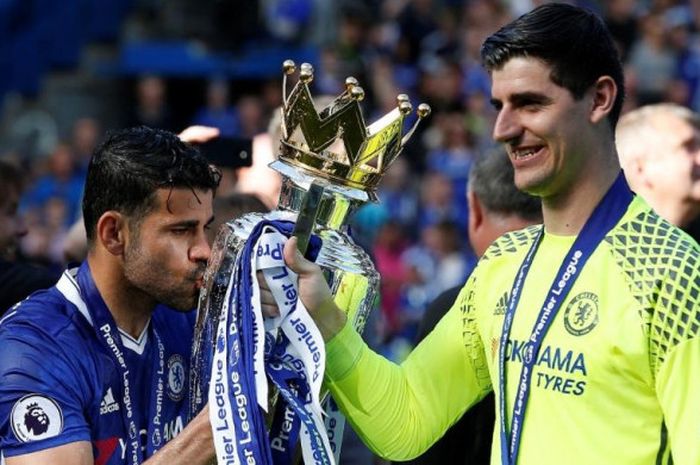 Thibaut Courtois (kanan) dan Diego Costa merayakan kesuksesan Chelsea juara Liga Inggris 2017-2018 setelah duel lawan Sunderland di Stamford Bridge, London, 21 Mei 2017.