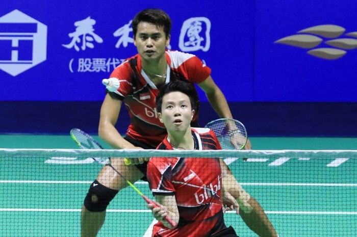 Pasangan ganda campuran Indonesia, Tontowi Ahmad/Liliyana Natsir, saat bertanding melawan Kenta Kazuno/Ayane Kurihara (Jepang) pada babak kedua turnamen China Terbuka di Haixia Olympic Sports Center, Fuzhou, Kamis (17/11/2016). Tontowi/Liliyana menang 21-15, 21-11.
