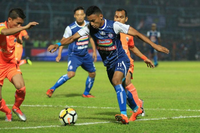  Bek sekaligus kapten Persija, Ismed Sofyan (kiri) mencoba menghadang aksi penyerang Arema FC, Rivaldi Bawuo pada laga pekan ke-19 Liga 1 2018 di Stadion Kanjuruhan, Kabupaten Malang, Minggu (5/8/2018) malam.  