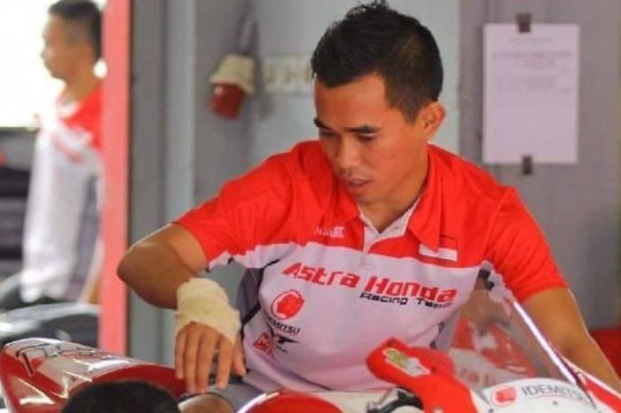 Pebalap Astra Honda Racing Team, Gerry Salim, bersiap saat menjalani seri keempat Indospeed Race Series (IRS) 2016 yang berlangsung di Sirkuit Sentul, Jawa Barat, 8-9 Oktober.