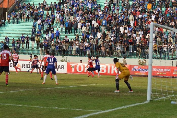 PSIS Semarang saat berhadapan dengan Madura United di Stadion Moch Soebroto, Magelang.