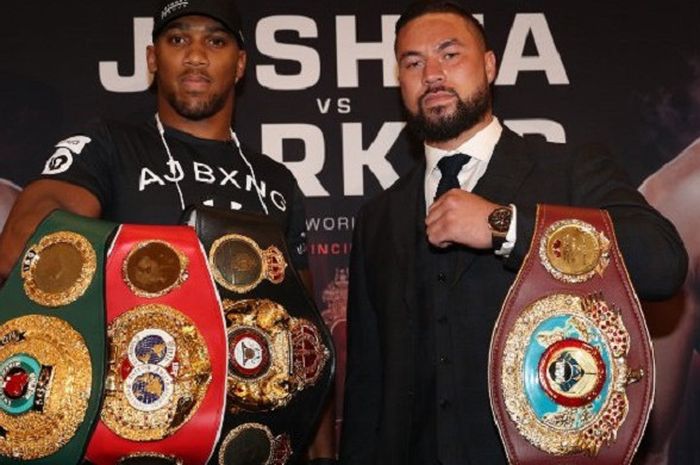 Dua juara dunia tinju kelas berat Anthony Joshua (kiri) dan Joseph Parker berpose dengan sabuk yang mereka miliki dalam pertemuan pertama menuju duel unifikasi gelar di Principal Stadium, Cardiff, Wales, 31 Maret 2018.