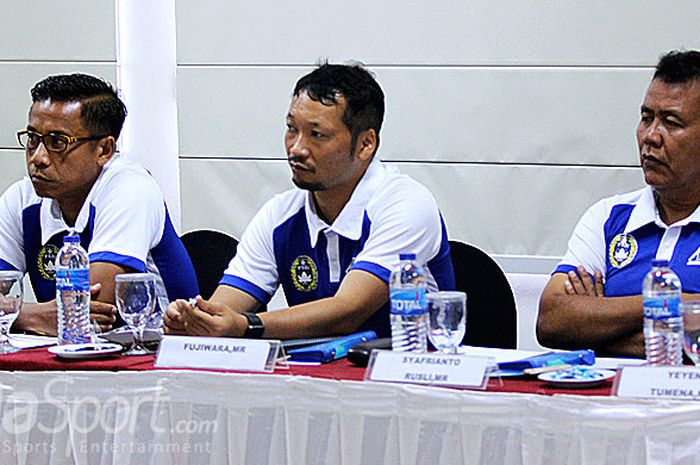 Pelatih asal Jepang, Takao Fujiwara (tengah), saat mengikuti kursus AFC Pro Diploma di Yogyakarta.