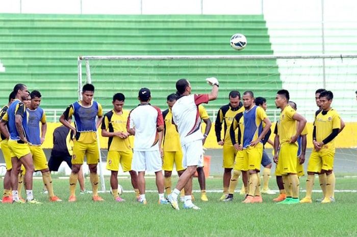 Pelatih Sriwijaya FC, Widodo Cahyono Putro, memberikan pengarahan pada pemainnya, Jum'at (30/9/2016) di Gelora Sriwijaya Jakabaring Palembang.