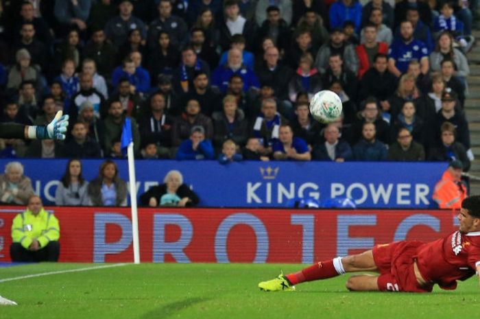 Dominic Solanke gagal memanfaatkan kans saat Liverpool kalah dari Leicester pada partai babak ketiga Piala Liga Inggris di Stadion King power, 19 September 2017.