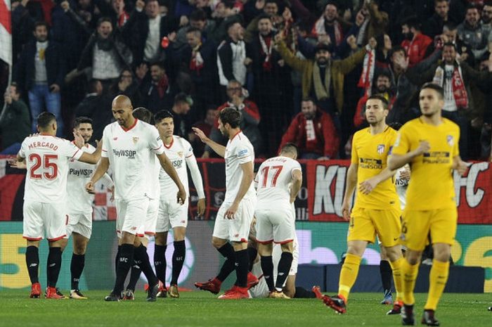 Para pemain Sevilla merayakan gol yang dicetak ke gawang Atletico Madrid dalam laga leg kedua perempat final Copa del Rey di Stadion Ramon Sanchez Pizjuan, Sevilla, pada 23 Januari 2018.