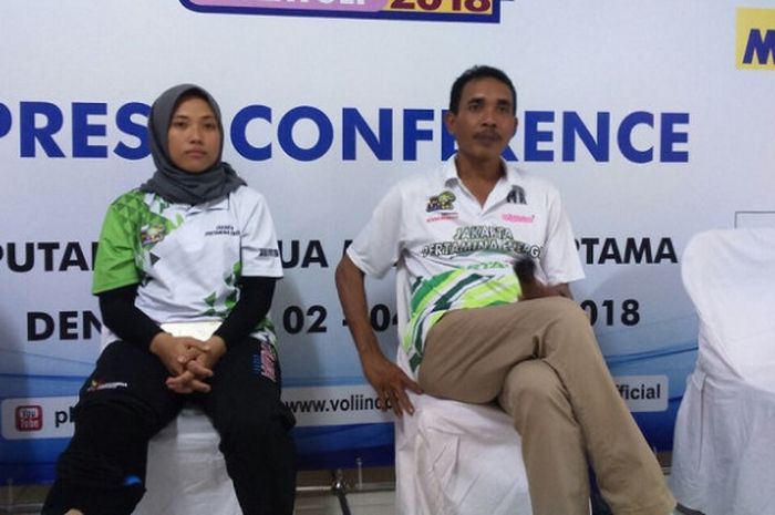 Pelatih tim bola voli putri Jakarta Pertamina Energi, M Anshori dan Shinta Ainni Fathurrahmi (kapten tim Pertamina) berpose seusai laga melawan Jakarta PGN Popsivo Polwan pada putaran kedua seri pertama Proliga 2018 yang berlangsung di GOR Purna Krida, Denpasar, Bali, Jumat (2/3/2018).