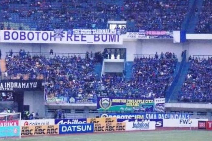 Pendukung Persib memadati Stadion GBLA saat skuat Maung Bandung menjamu Persela pada 29 Juli 2016. 