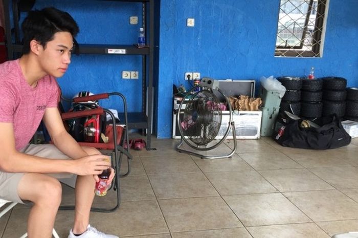 Pebalap Indonesia, Presley Martono, duduk di garasi DT Racing milik ayahnya, Perry Martono, saat balapan EShark Rok Cup di Sirkuit Karting Sentul, Kabupaten Bogor, Jawa Barat, Sabtu (25/2/2017).