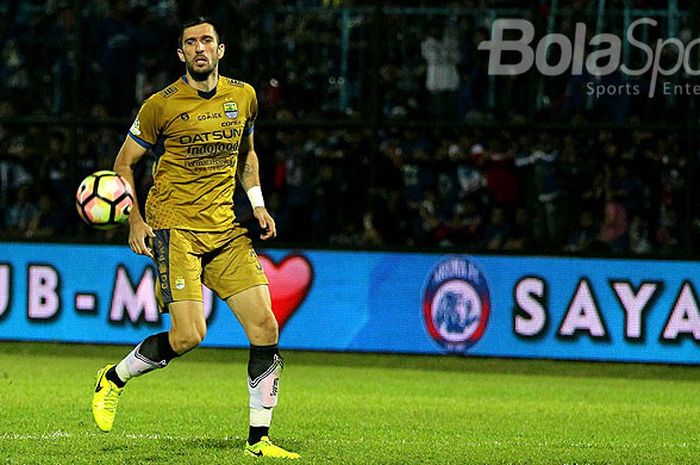 Aksi bek Persib Bandung,  Vladimir Vujovic,  saat tampil melawan Arema FC dalam laga pekan ke-19 Liga 1 di Stadion Kanjuruhan Malang,  Jawa Timur,  Sabtu (12/08/2017) malam.