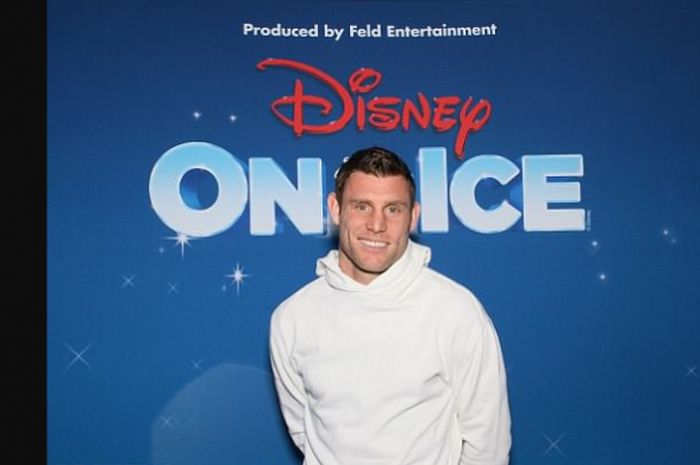 James Milner berpose di depan poster Disney on Ice pada malam pembukaan Disney on Ice di Echo Arena, Liverpool