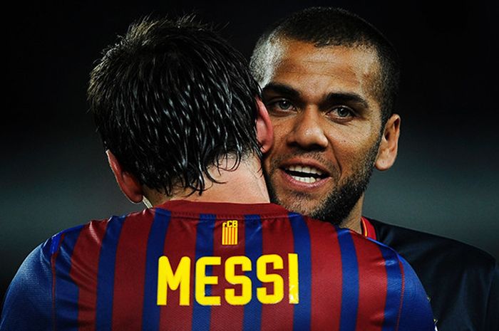 Daniel Alves memeluk Lionel Messi kala masih bermain untuk Barcelona