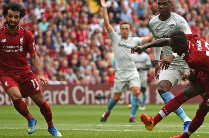   Sadio Mane melepaskan tembakan yang berujung terciptanya gol ketiga Liverpool melawan West Ham United pada laga pekan pertama Liga Inggris di Stadion Anfield, Minggu (12/8/2018).  