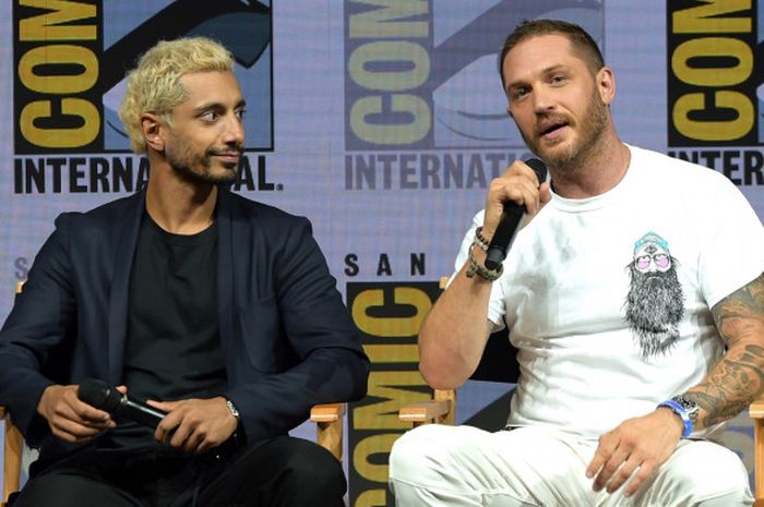 Aktor Tom Hardy (kanan) dan Riz Ahmed, mempromosikan film Venom di acara Comic-Con International 2018 di San Diego, 20 Juli 2018.