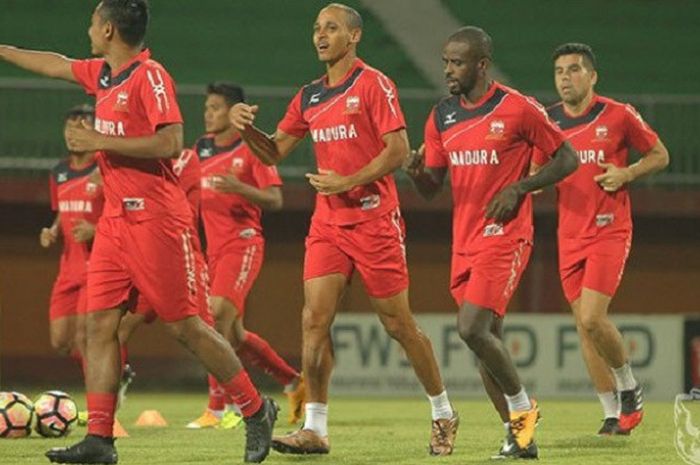 Skuat Madura United melakukan latihan di Stadion Gelora Ratu Pamelingan, Pamekasan.