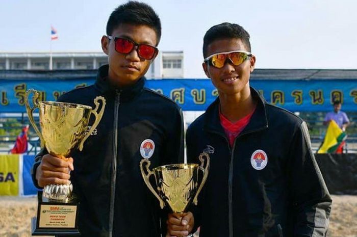 Bintang Akbar (kiri) dan Danang Herlambang (kanan) usai menjuarai 2018 Asian U19 Beach Volleyball Championships.