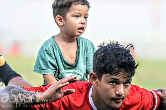 Irfan Bachdim bermain bersama putranya Kenzi Zizou Bachdim saat mengikuti latihan tim di Lapangan Banteng, Legian, Jumat (28/7/2017).