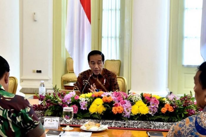 Presiden RI Joko Widodo bicara dakam rapat terbatas persiapan penyelenggaraan Asian Para Games 2018 di Istana Kepresidenan Bogor, Jawa Barat, Jumat (7/9/2018).