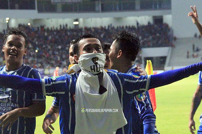 Selebrasi Sunarto, usai membuka gol perdana di menit ke-36 saat melawan Bali United di Stadion Batakan, Balikpapan, Senin (16/10/2017).