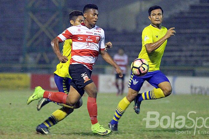 Aksi bek Madura United, Rifad Marasabessy (tengah), saat tampil melawan Persegres Gresik United dalam laga pekan ke-26 Liga 1 di Stadion Tri Dharma Gresik, Jawa Timur, Selasa (26/09/2017) Sore.