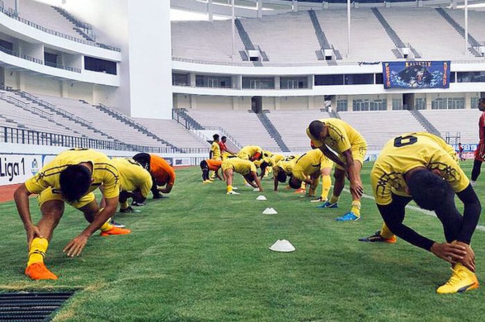 Pemain Semen Padang FC melakukan peregangan sebelum dimulainya latihan di Stadion Batakan, Balikpapan, Rabu (20/9/2017), sebagai persiapan menghadapi Persiba Balikpapan dalam laga lanjutan Liga 1.