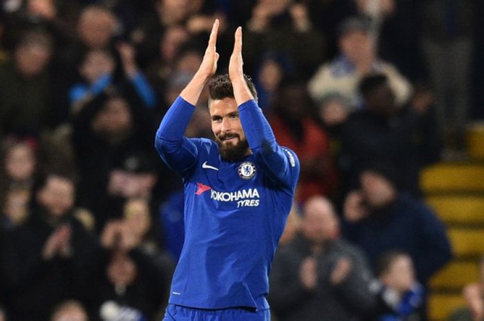 Striker Chelsea, Olivier Giroud, bertepuk tangan untuk penggemar saat ditarik keluar dalam laga babak kelima Piala FA kontra Hull City di Stadion Stamford Bridge, London, Inggris, pada 16 Februari 2018.	