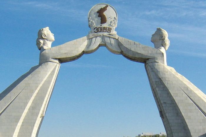 Patung yang melambangkan kemesraan Korea Utara dan Korea Selatan dengan figur dua wanita tradisional kedua Korea di desa damai, Panmunjom, perbatasan kedua Korea.