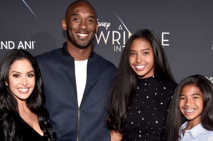 Mantan pebasket megabintang NBA, Kobe Bryant, berfoto bersama sang istri, Vanessa Laine Bryant (paling kiri) serta kedua putrinya, Natalia Diamante Bryant (kedua dari kanan) dan Gianna Maria-Onore Bryant, saat menghadiri world premiere film produksi Disney,