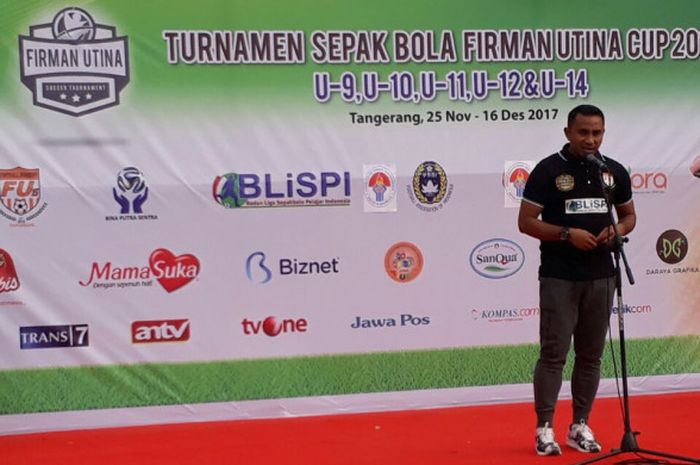 Mantan pemain timnas Indonesia, Firman Utina,  menggelar turnamen Firman Utina Cup di Lapangan Sepak Bola Lapas Pemuda IV, Kota Tangerang, Sabtu (25/11/2017)