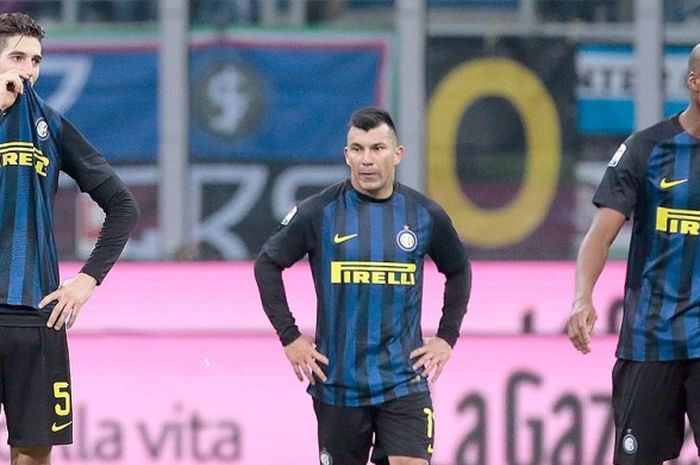 Gelandang Inter Milan, Roberto Gagliardini (kiri), menampakkan ekpresi kecewa saat melawan AS Roma dalam laga lanjutan Serie A 2016-2017 di Stadion Giuseppe Meazza, Milan, pada 26 Februari 2017.