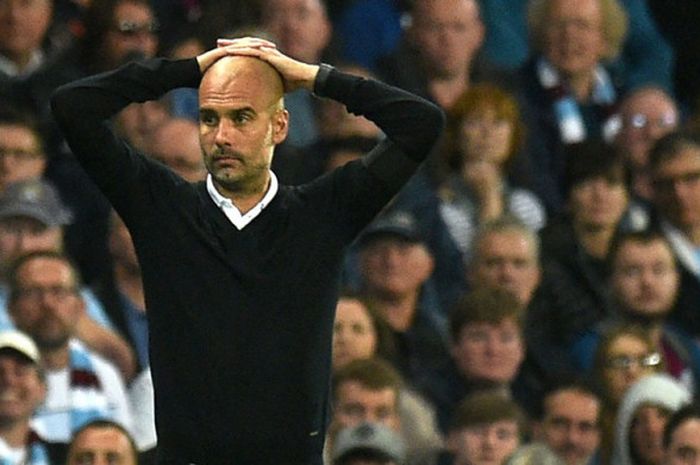 Reaksi pelatih Manchester City, Josep Guardiola, dalam partai Liga Inggris lawan Everton di Etihad Stadium, 21 Agustus 2017.