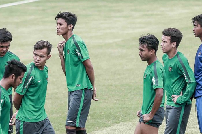  Gelandang timnas U-19 Indonesia, Feby Eka Putra (tengah), saat bergabung dalam training camp (TC) timnas U-23 Indonesia di Lapangan ABC, Senayan, Jakarta, Rabu (17/1/2018). 