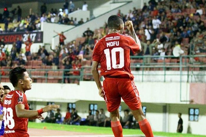 Gelandang Semen Padang, Vendry Mofu (10), melakukan selebrasi usai membobol gawang Bhayangkara FC dalam laga perempat final Piala Presiden 2017 di Stadion Manahan, Solo, Minggu (26/2/2017) malam.