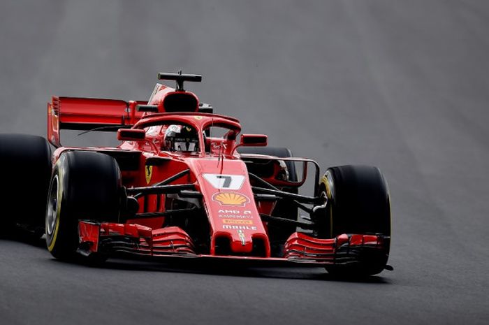 Pebalap Ferrari asal Finlandia, Kimi Raikkonen, memacu jet daratnya saat menjalani hari pertama tes pramusim Formula 1 (F1) di Sirkuit Catalunya, Barcelona, Spanyol, Senin (26/2/2018).
