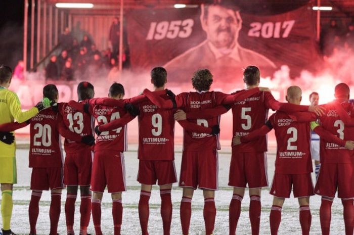 Para pemain Almere City bersiap melakoni pertandingan Eerste Divisie alias kasta kedua Liga Belanda kontra De Graafschap di Stadion Yanmar, Almere, pada 8 Desember 2017.