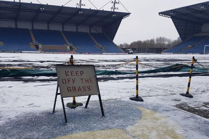 Markas Oxford United, Stadion Kassam tertutup salju sehingga laga kontra Fleetwood Town pada lanjutan League One 2017-2018 pada Sabtu (3/3/2018) gagal terlaksana. 