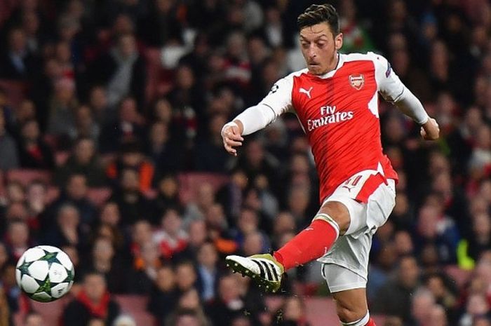 Gelandang serang Arsenal, Mesut Oezil, melepaskan tembakan yang melahirkan gol keenam ke gawang Ludogorets Razgrad dalam partai Liga Champions di Emirates Stadium, London, 19 Oktober 2016.