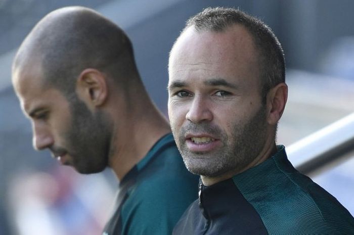 Gelandang FC Barcelona, Andres Iniesta (kanan), bersiap menjalani sesi latihan di Ciutat Esportiva Joan Gamper, Barcelona, Spanyol, 18 Oktober 2016.